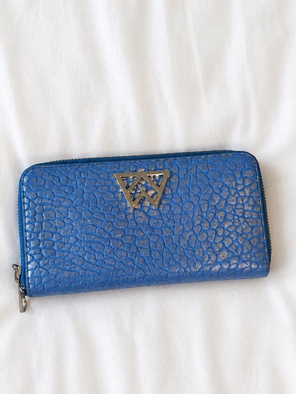 Kelly Wynne Blue Silver‎ Embossed Zip Around Wallet Metallic